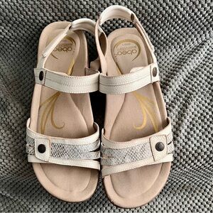 Abeo Women's Cream Sandals